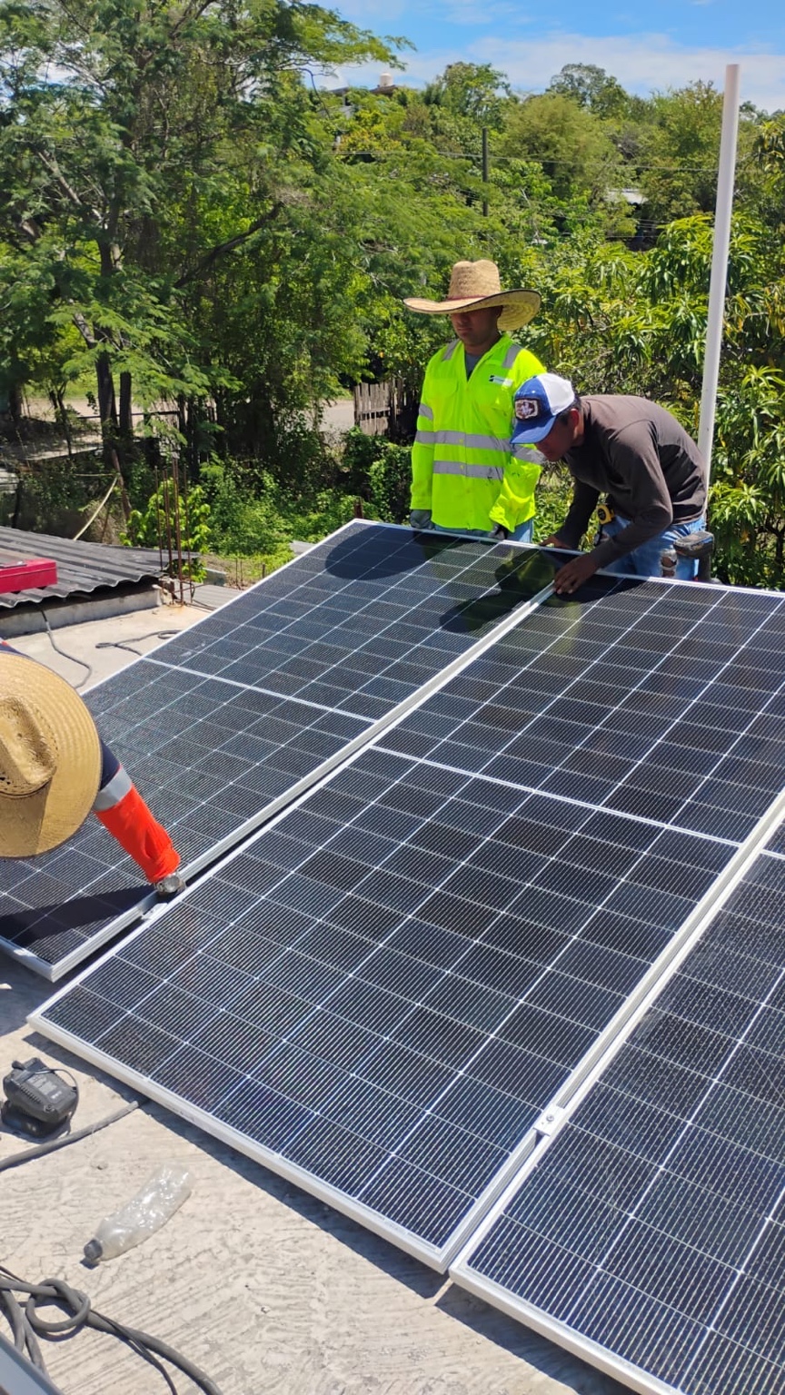 Personal trabajando en la instalación de paneles solares