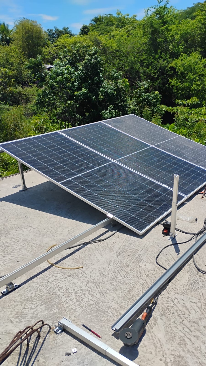 Paneles solares colocados sobre una estructura