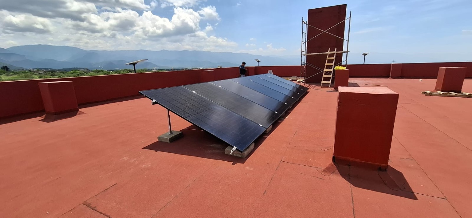 Paneles solares instalados en una azotea