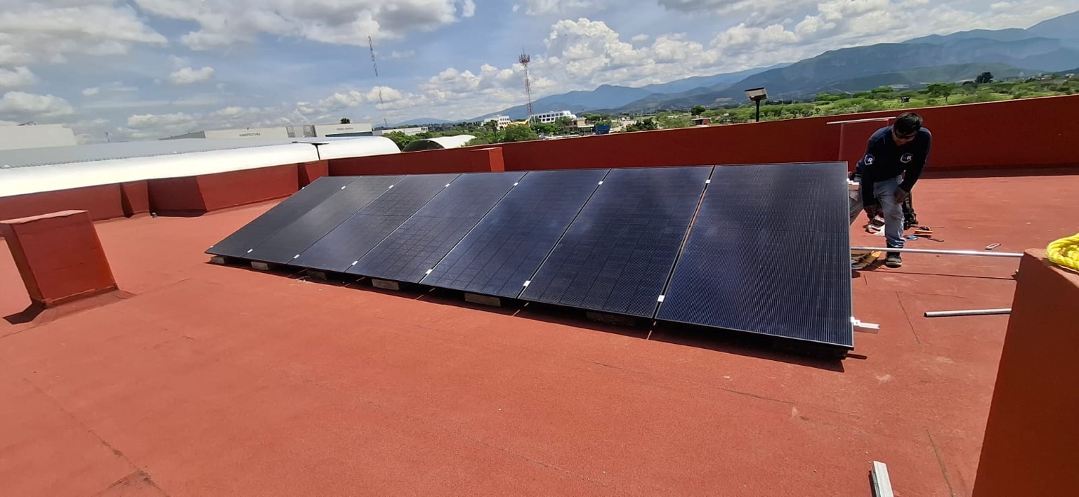 Instalación completa de varios paneles solares